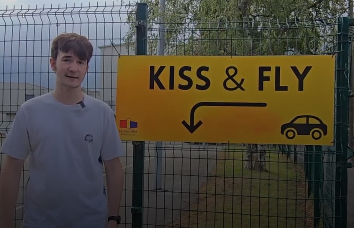 Kiss&Fly mööblimaja juures